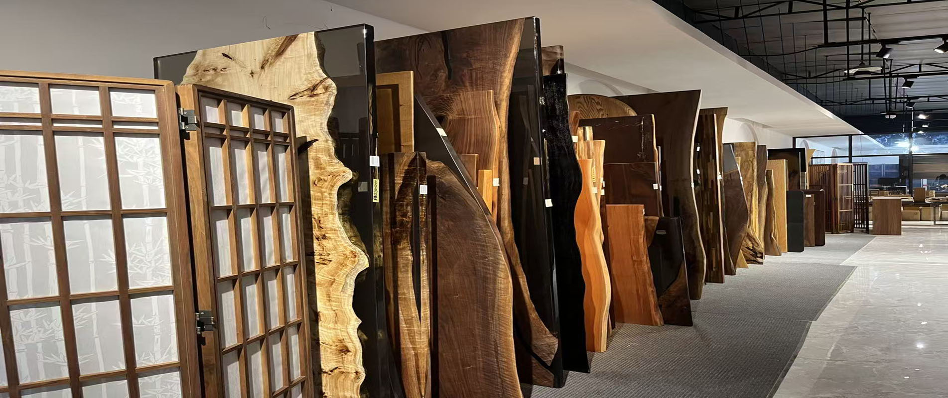 Inventaire de tables en bois massif à bords naturels