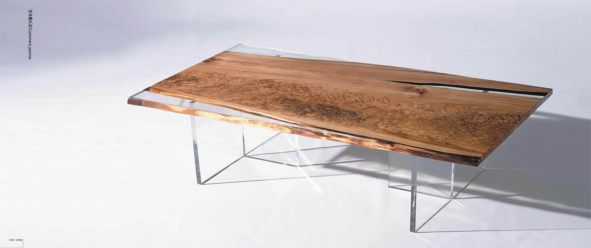 Table en bois massif à bord naturel avec revêtement époxy