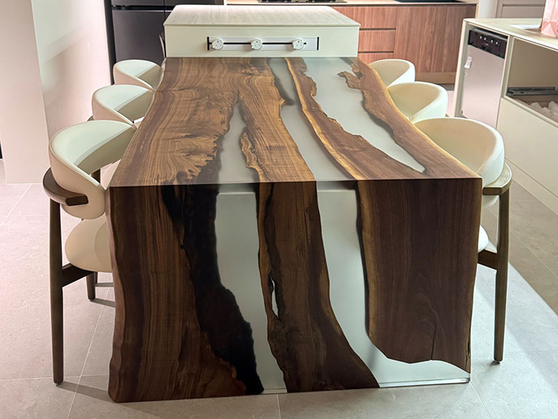 Table rivière en noyer américain à bord naturel avec revêtement époxy effet cascade T2615