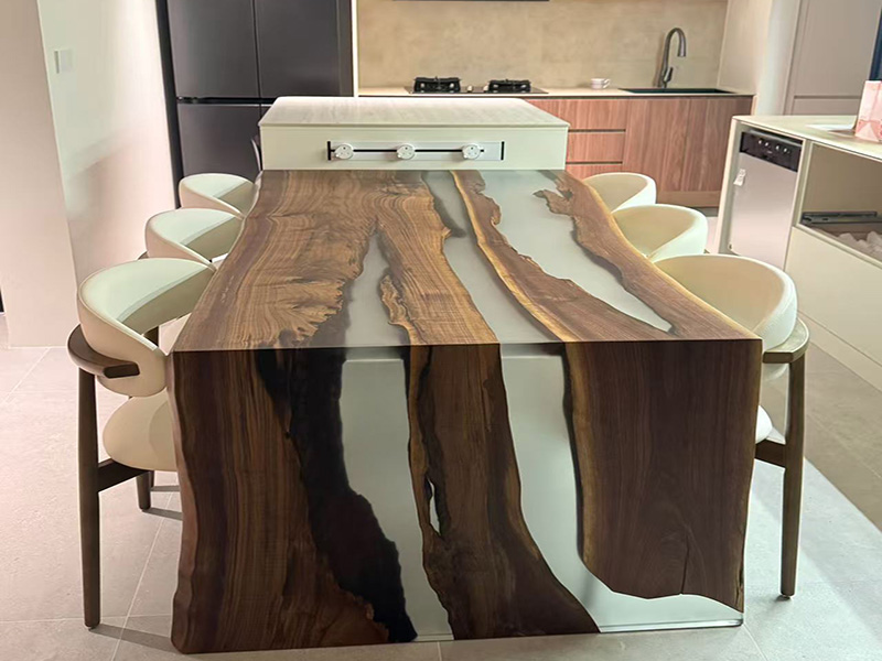 Comment réaliser une table en bois recouvert d'époxy ?