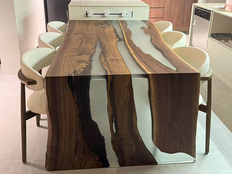 Comment réaliser une table en bois recouvert d'époxy ?